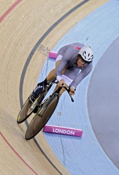 Alison Shanks wins silver in the individual pursuit