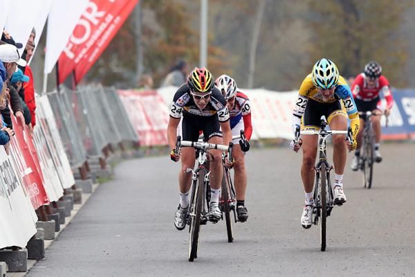 Sanne Cant (Veldritacademie Enertherm-BKCP) leads out the sprint for fourth place.