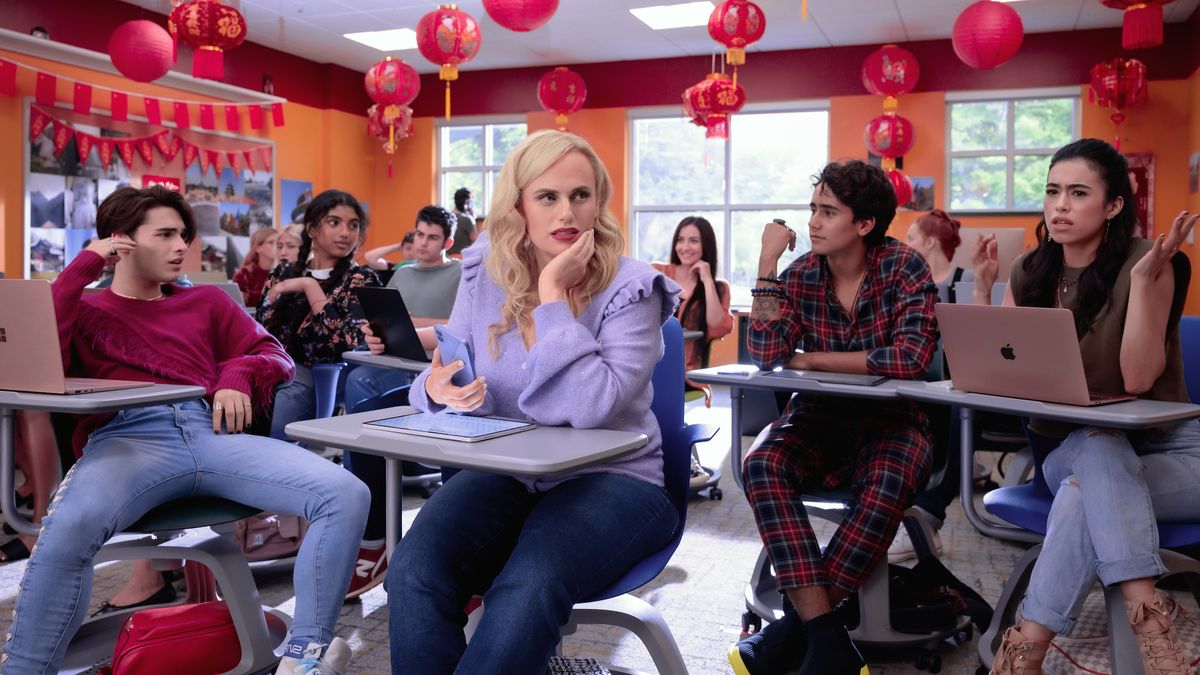 Joshua Colley as Yaz, Avantika as Janet, Rebel Wilson as Stephanie Conway, Michael Cimino as Lance and Jade Bender as Bri Loves in seats in a classroom in Netflix's Senior Year