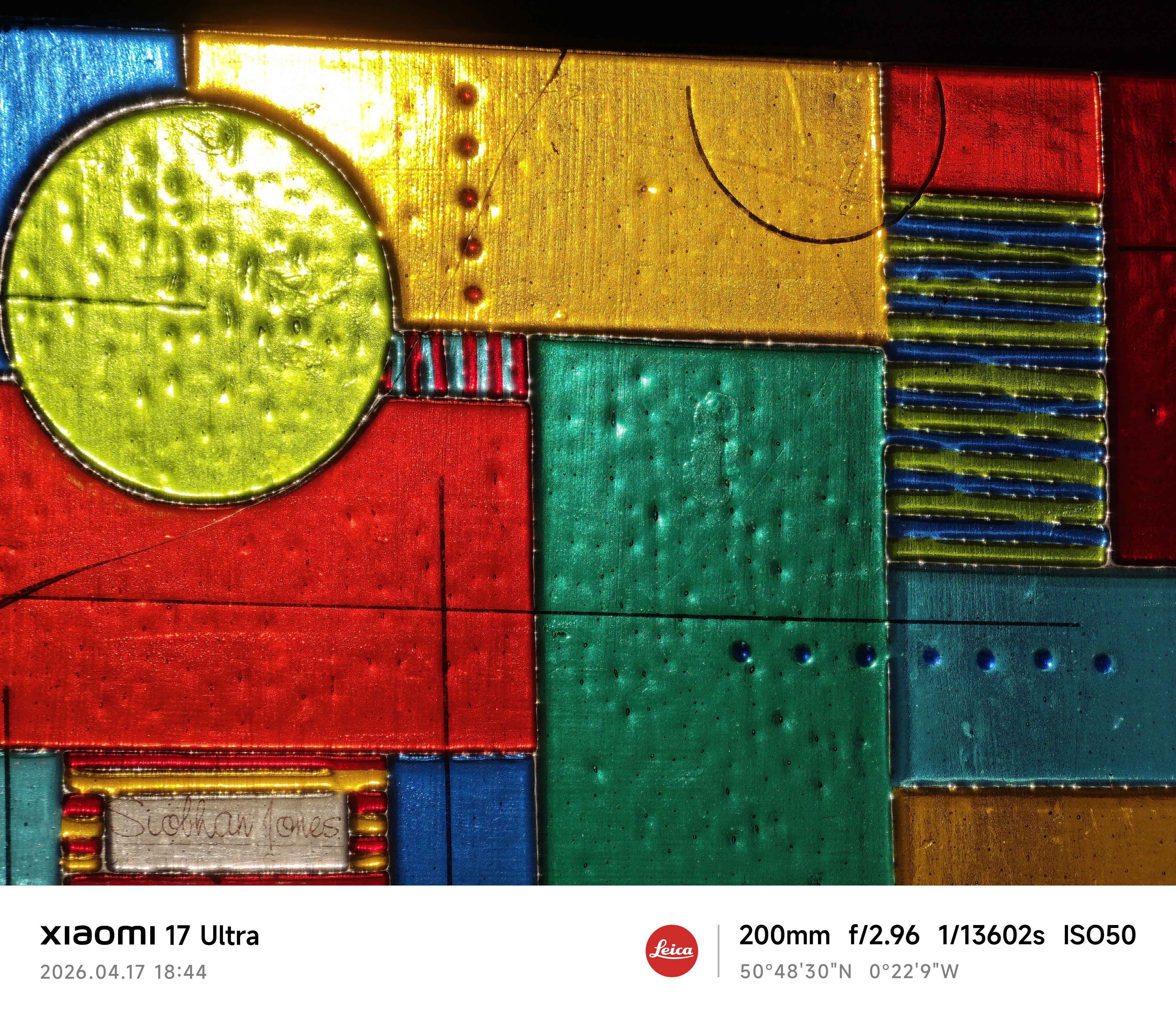 Xiaomi 17 Ultra camera sample high contrast stained glass 8.6x zoom