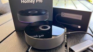 Homey Pro med ethernet-adapter på bord på bord