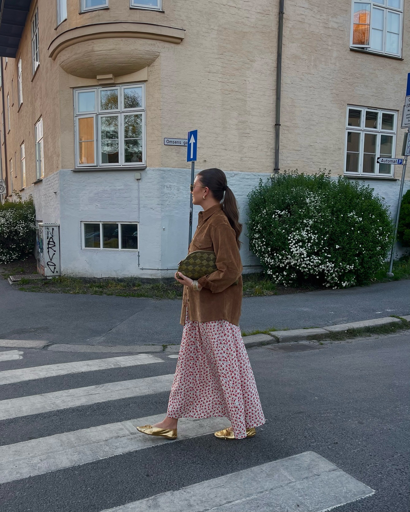 @marenschia wearing a suede jacket and a relaxed, wavy ponytail hairstyle