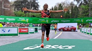 Mulageta Uma winning the Paris Marathon 2024