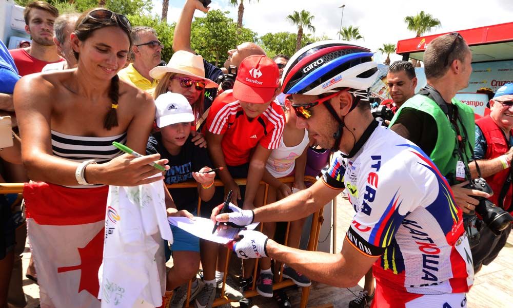 Joaquim Rodr&iacute;guez signs some autographs
