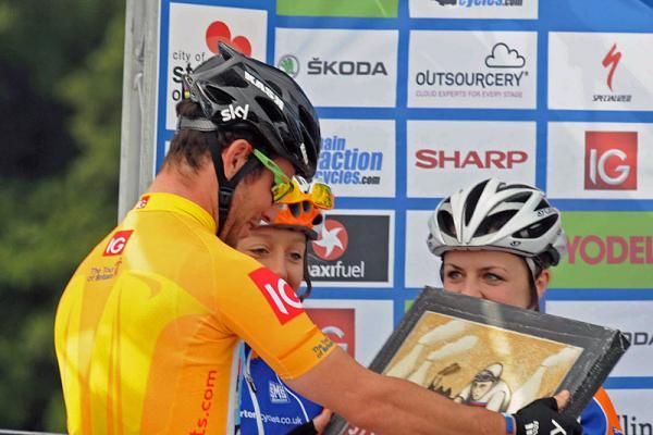 Mark Cavendish (Sky) is presented with a painting as he signs on for stage 5.
