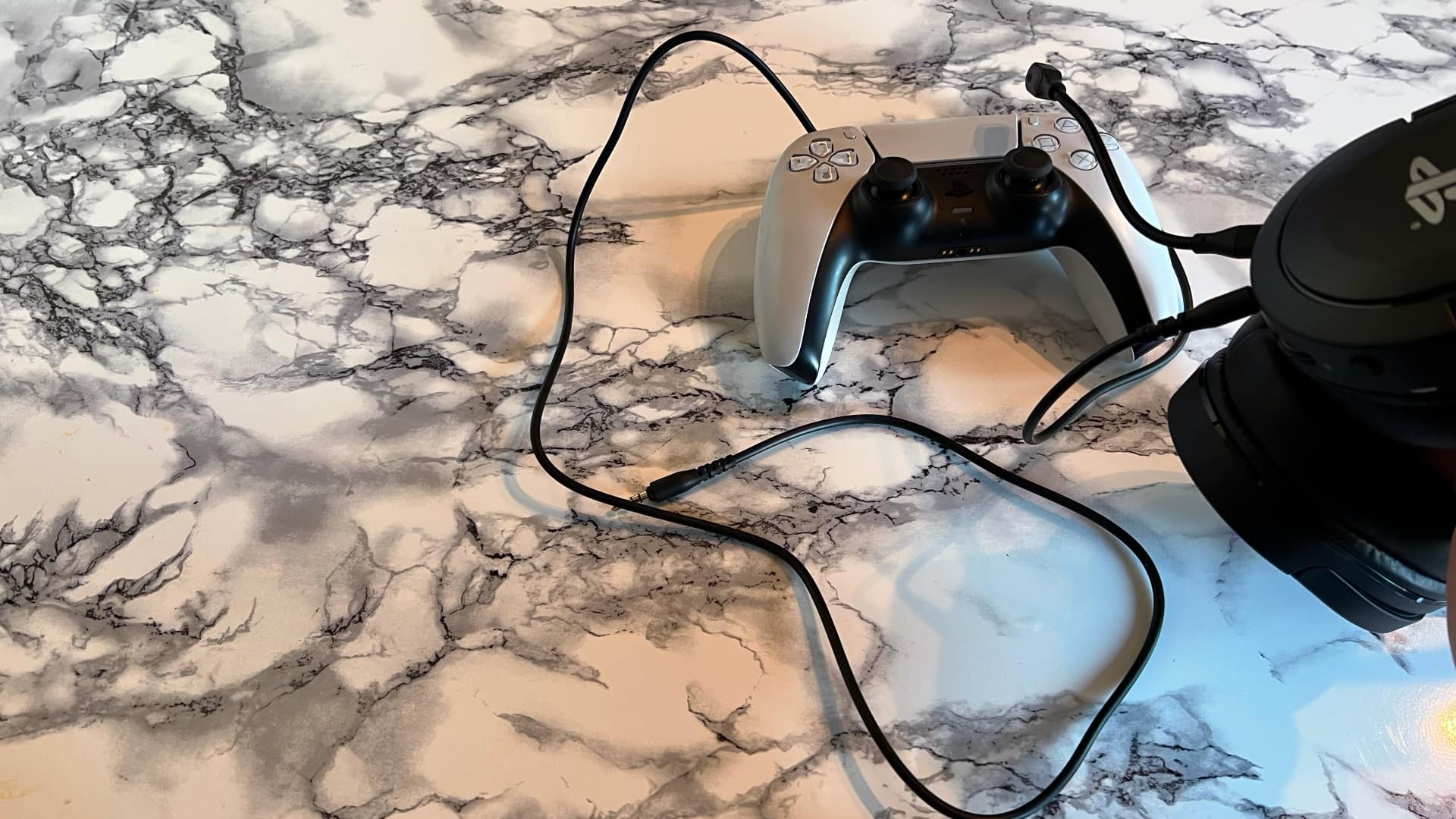Trust Forta gamingheadset mot marmorerat bord