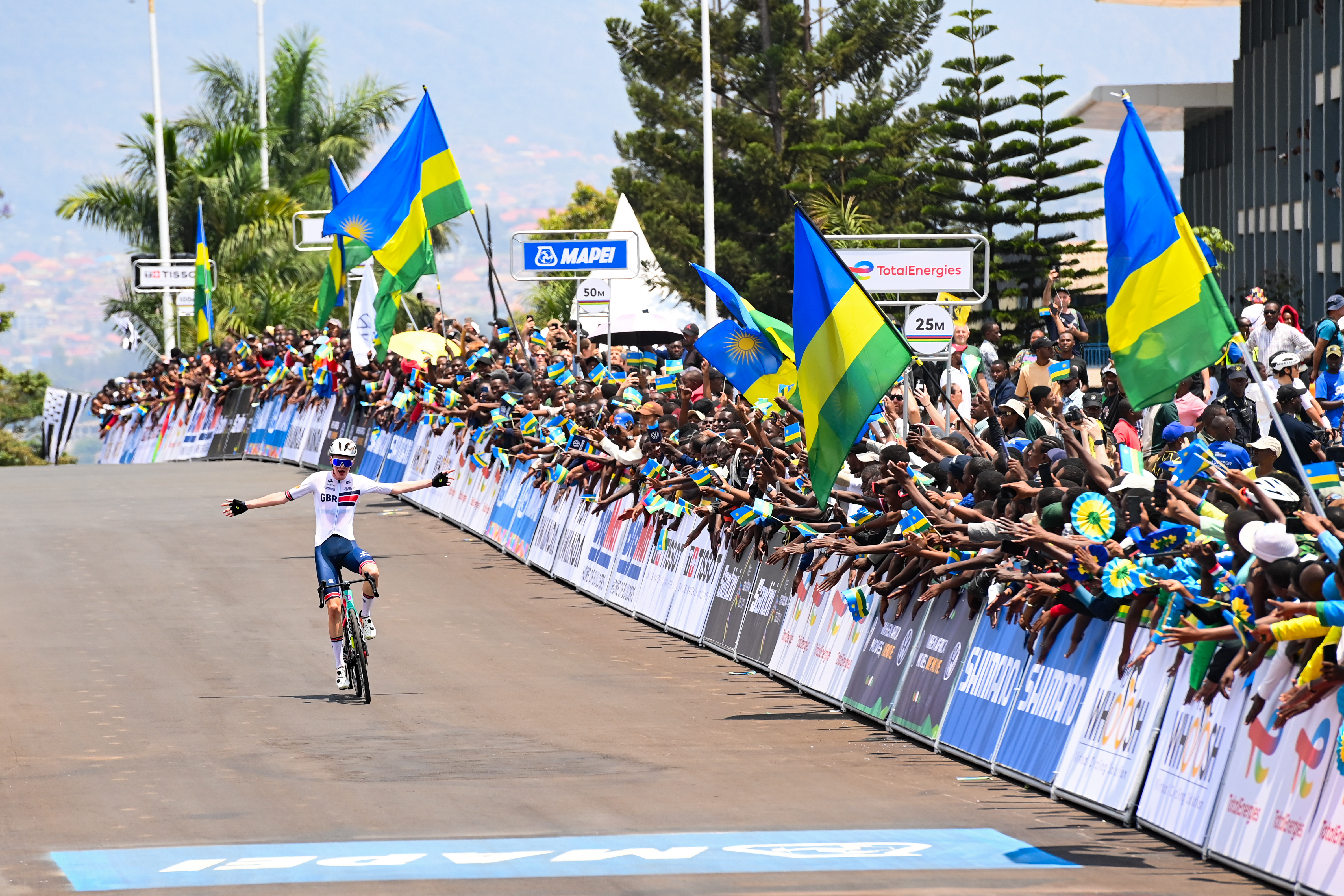 Harry Hudson wins the junior men&#039;s road race