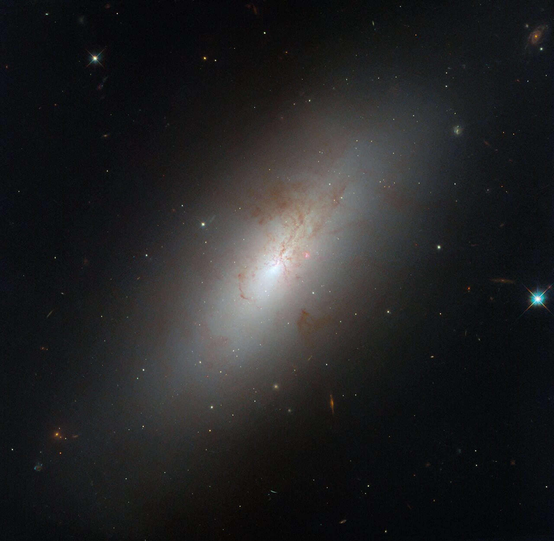 O imagine a NGC 4694, o galaxie netedă, strălucitoare, în formă de elipsă, cu aproape nicio formațiune de stele