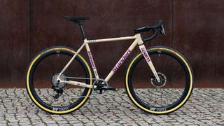 Standert Kettensäge in its Team Edition Beige color