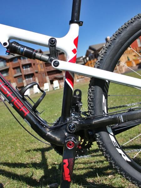 The chain stays are particularly short thanks to the offset seat tube.