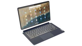 El Lenovo IdeaPad Duet 5 OLED Chromebook sobre un fondo blanco