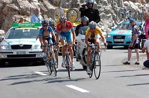 Frank Schleck (CSC) and Angel Vicioso (W&uuml;rth) do their best to limit their losses on the Albulapass.