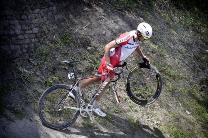Alexander Kristoff (Katusha) awaiting a new wheel