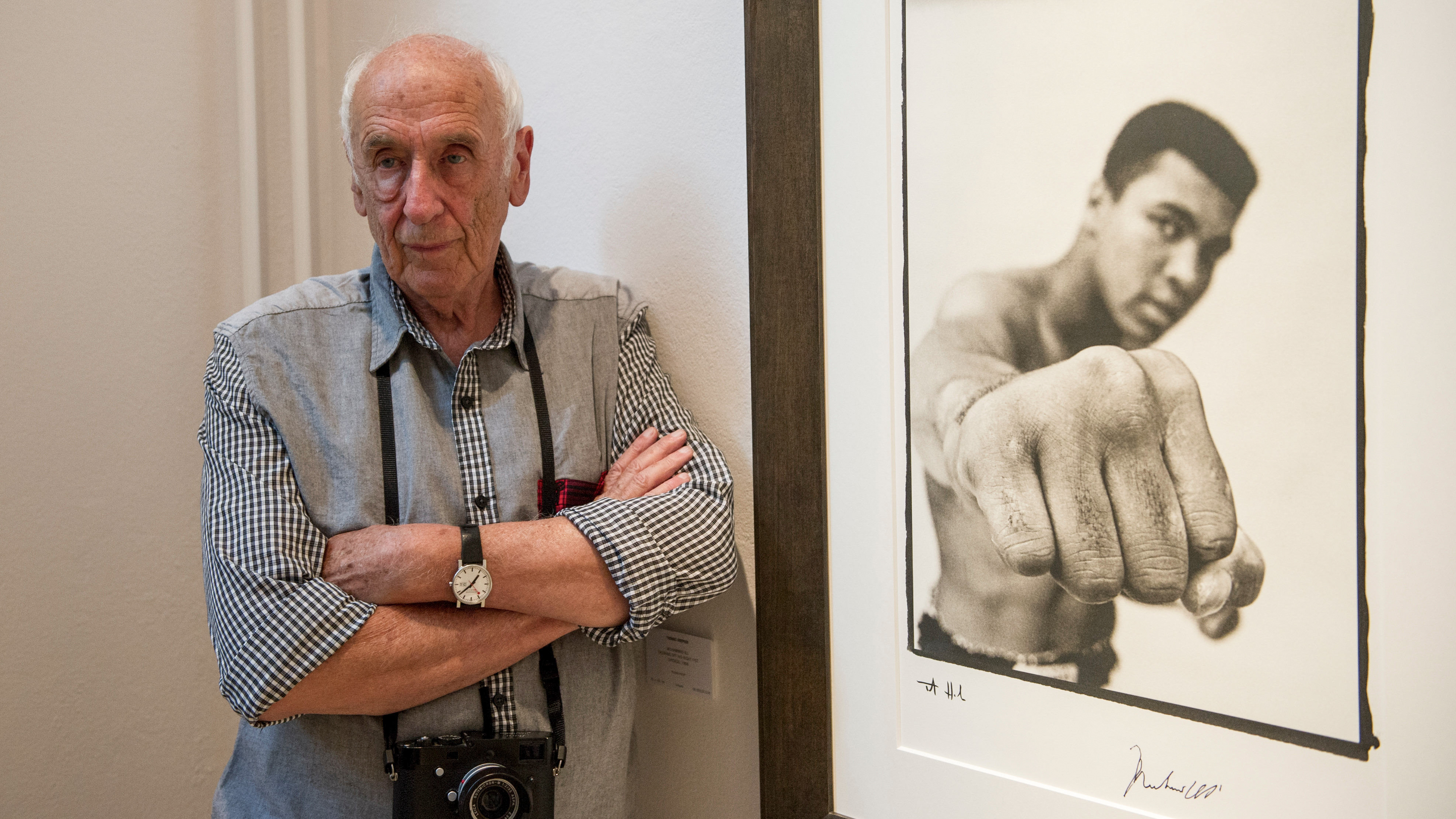 Photographer Thomas Hoepker poses at the exhibition 'Muhammed Ali' in Berlin, Germany, 14 August 2015. Photo: Paul Zinken/dpa/Alamy Live News