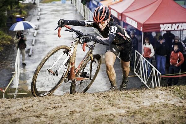 Kaitlin Anonneau (Planet Bike) tackles the "wall".