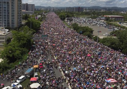 Protesters on Expreso Las Américas highway.