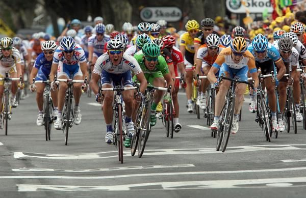 The bunch sprint comes hot on the heels of Mikhail Ignatiev.