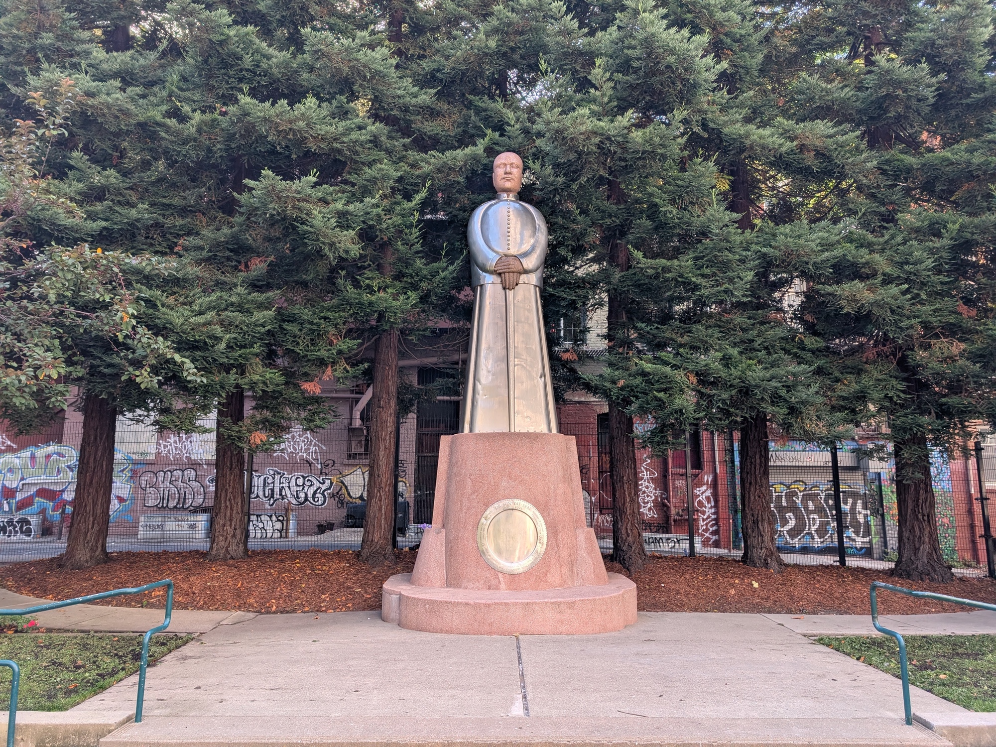 photo of sun yat-sen statue by pixel 9 pro