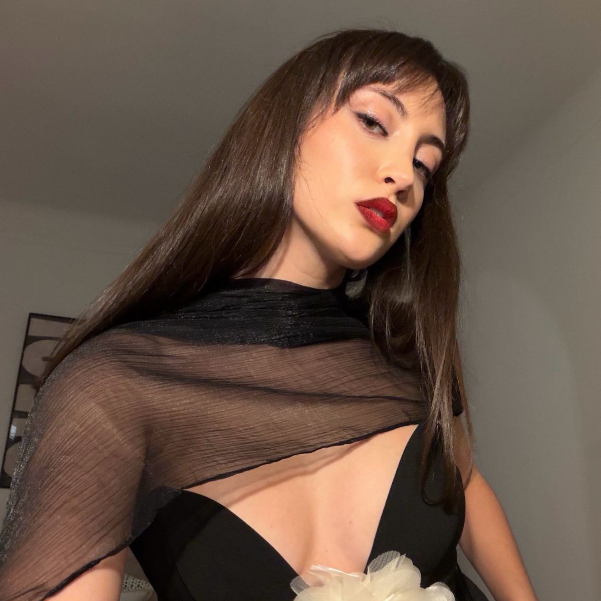 Who What Wear editors Alyssa Brascia with a straight hairstyle.