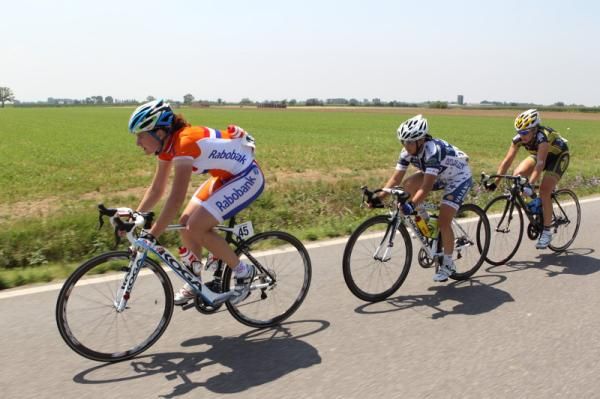 Esra Tromp (Netherlands) leads Valentina Bastianelli (Vaiano-Solaritech) and Liesbet De Vocht (Topsport Vlaanderen 2012)