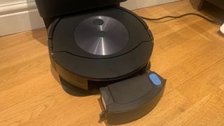 Le iRobot Roomba Combo j7+ avec son bac à poussière enlevé
