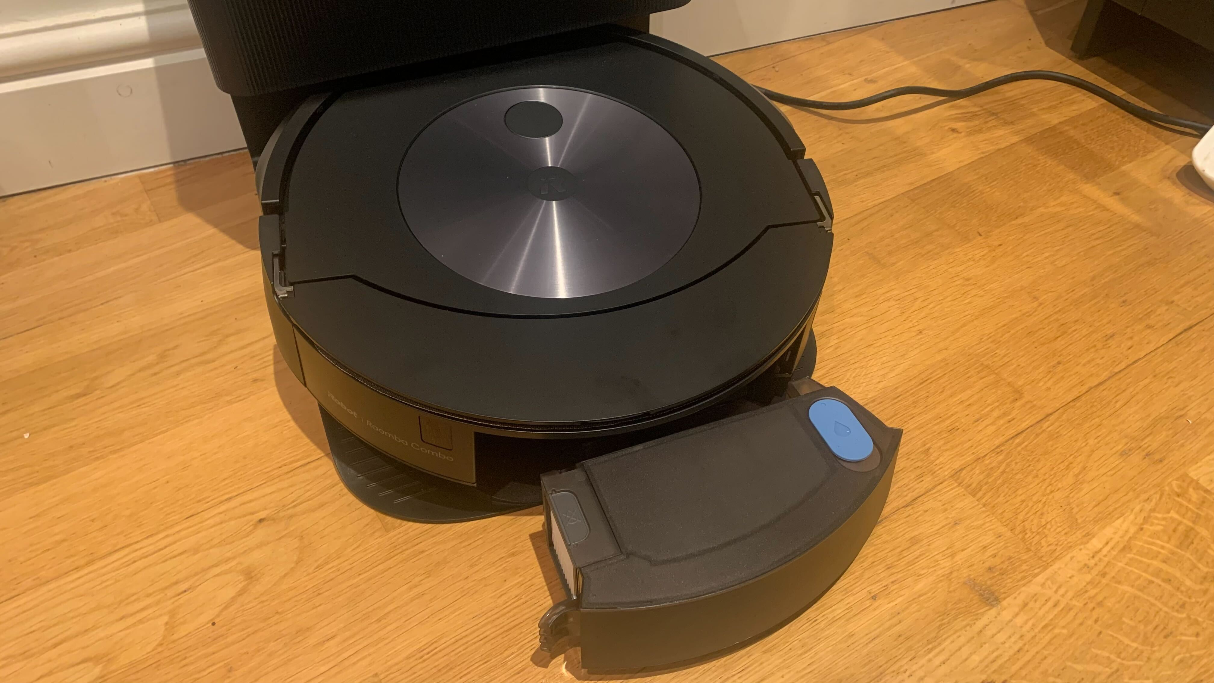 Le iRobot Roomba Combo j7+ avec son bac à poussière enlevé