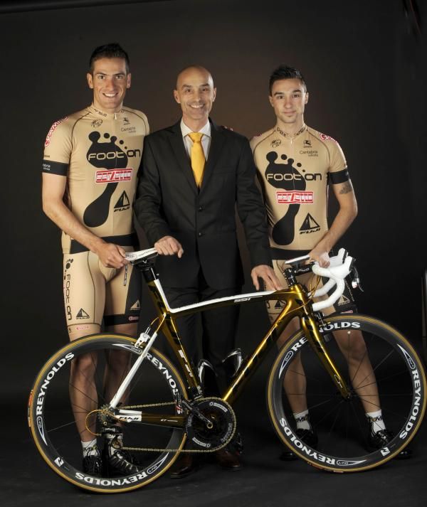 The two Swiss riders of Footon-Servetto-Fuji, David Vitoria and No&eacute; Gianetti (l-r), join Mauro Gianetti for a picture.