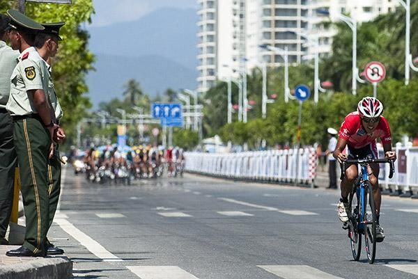 Yeung Ying Hon (Hong Kong China Team) made a daring move with a lap to go.