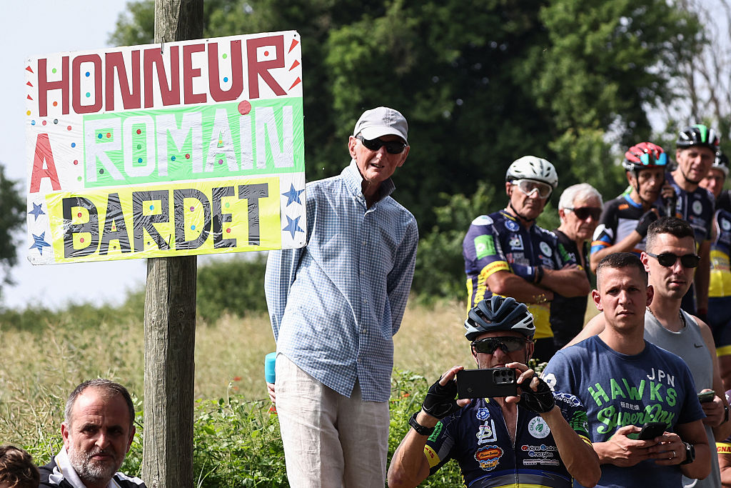2025 Critérium du Dauphiné: fans pay homage to Romain Bardet