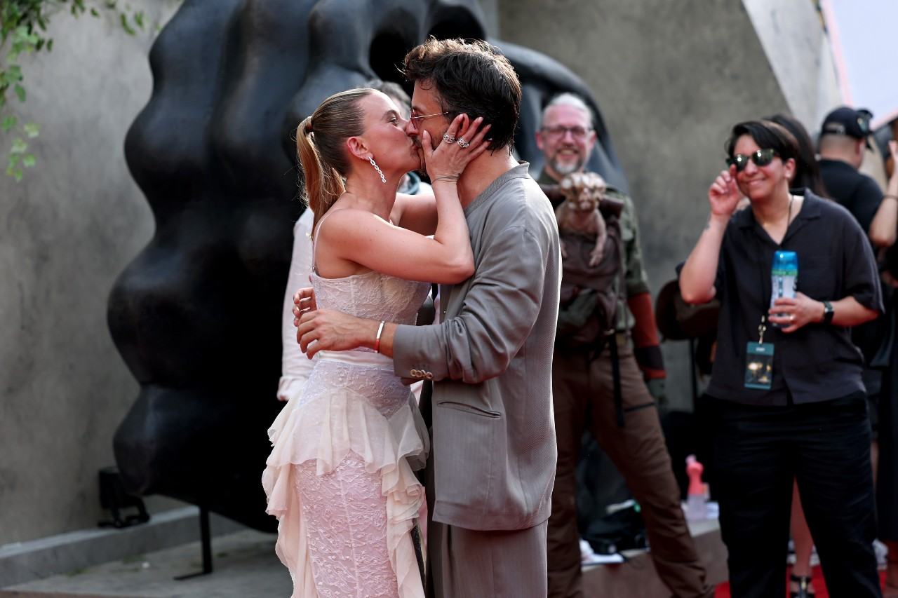 (L-R) Scarlett Johansson and Jonathan Bailey kissing at the "Jurassic World Rebirth" premiere in New York City.