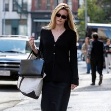 carolyn bessette kennedy wearing a black outfit in love story