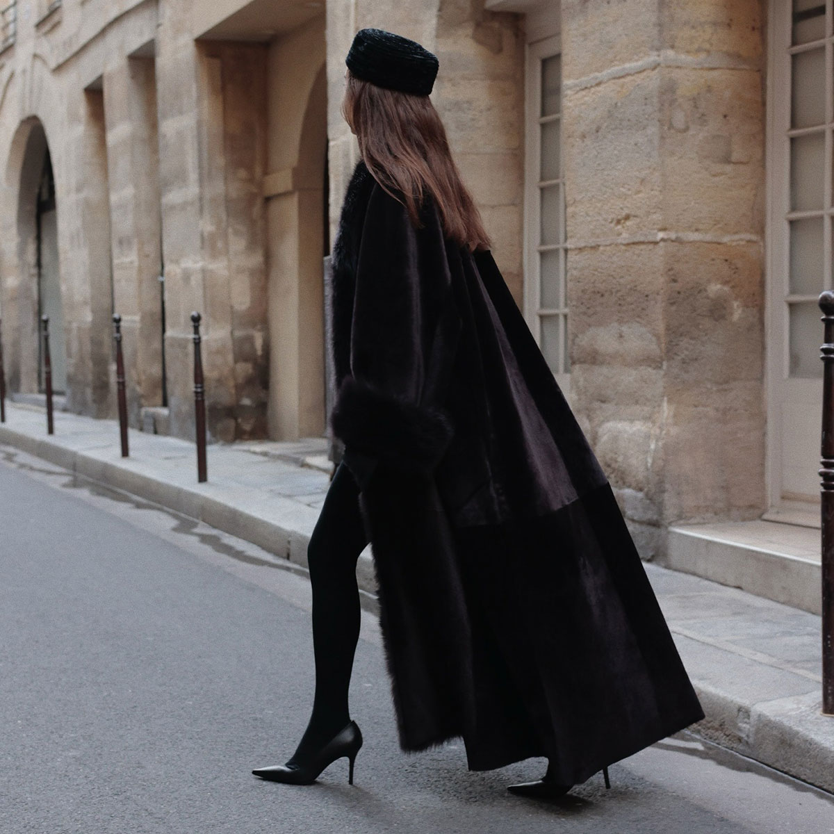 @modedamour all black outfit fur coat black tights and pumps 