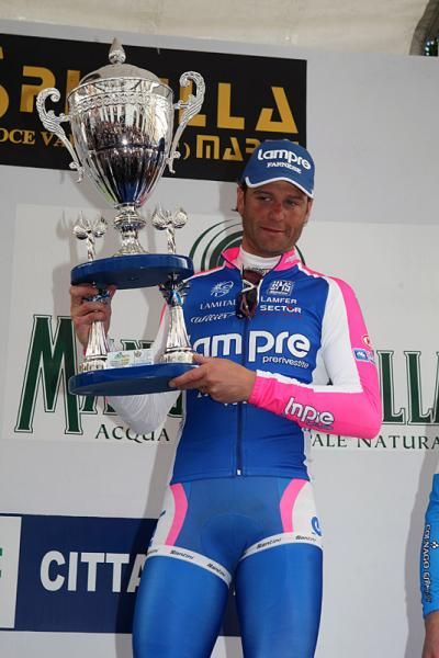 Alessandro Petacchi (Lampre - Farnese Vini) shows off the latest addition to his trophy collection, earned with his victory in the final stage.