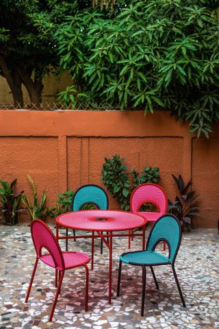 garden table ideas: brightly coloured table