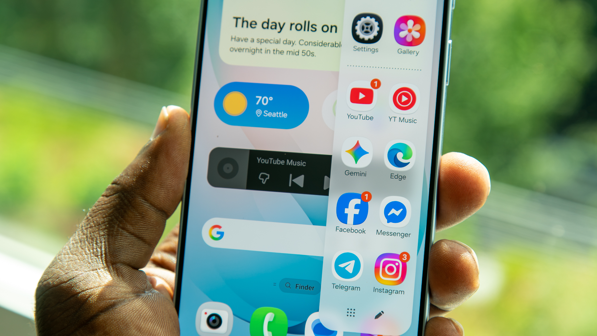 The Edge Panel on a Galaxy S26 Plus