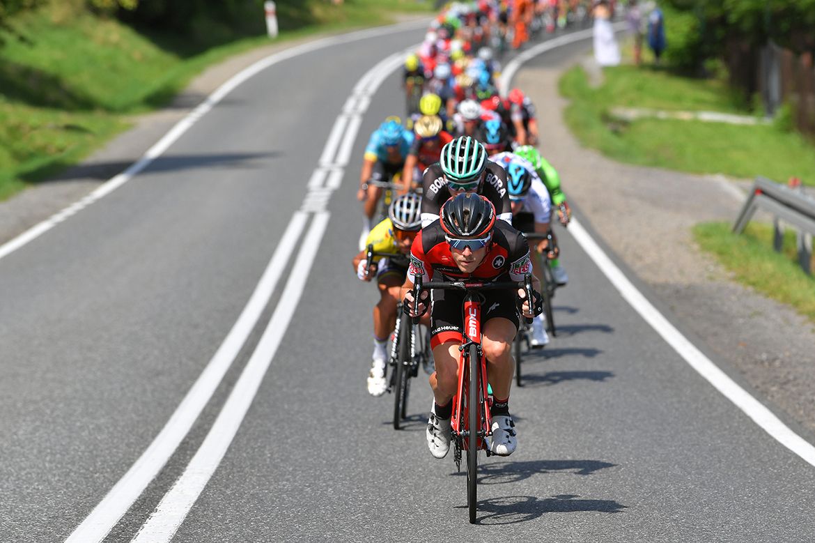 The peloton descents on stage 6