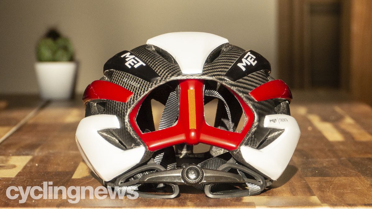Met Trenta 3K Carbon UAE helmet