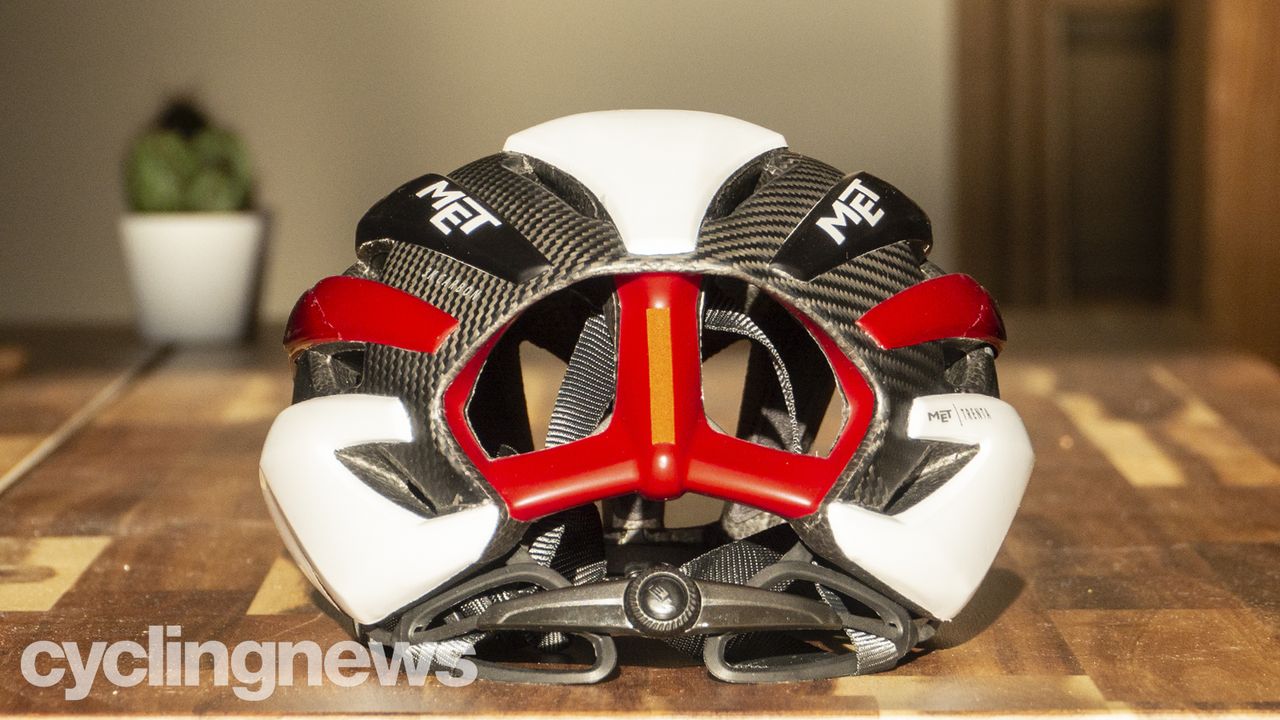 Met Trenta 3K Carbon UAE helmet