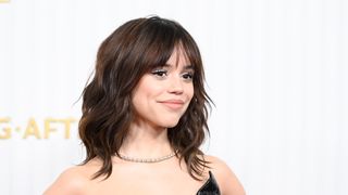 Jenna Ortega with shattered layers on red carpet