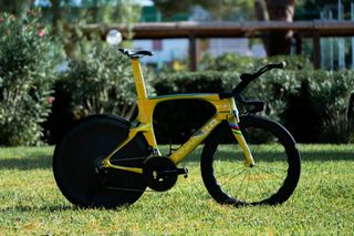 Ineos Grenadiers gold TT bike 