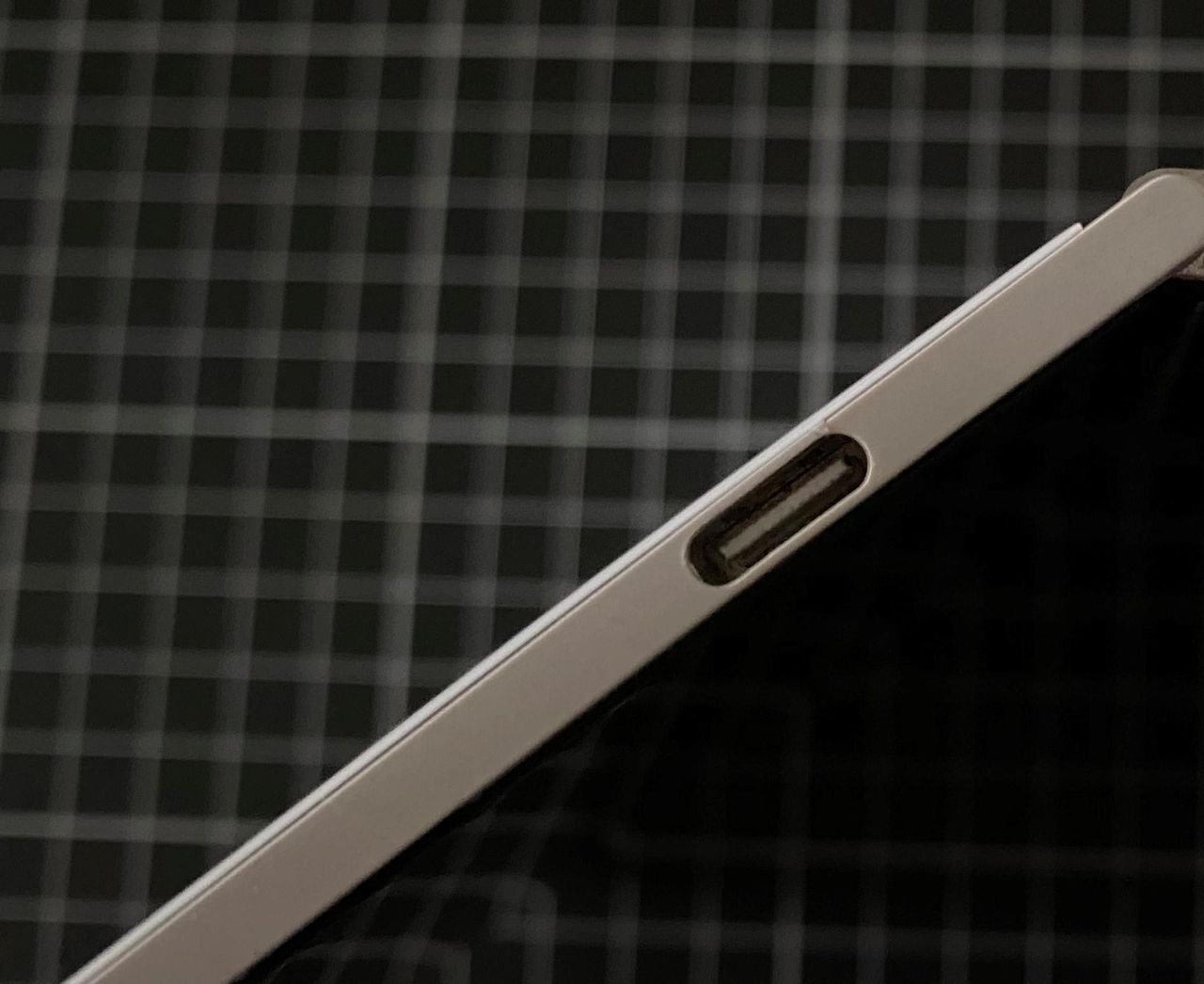 Surface Duo Cracked Port