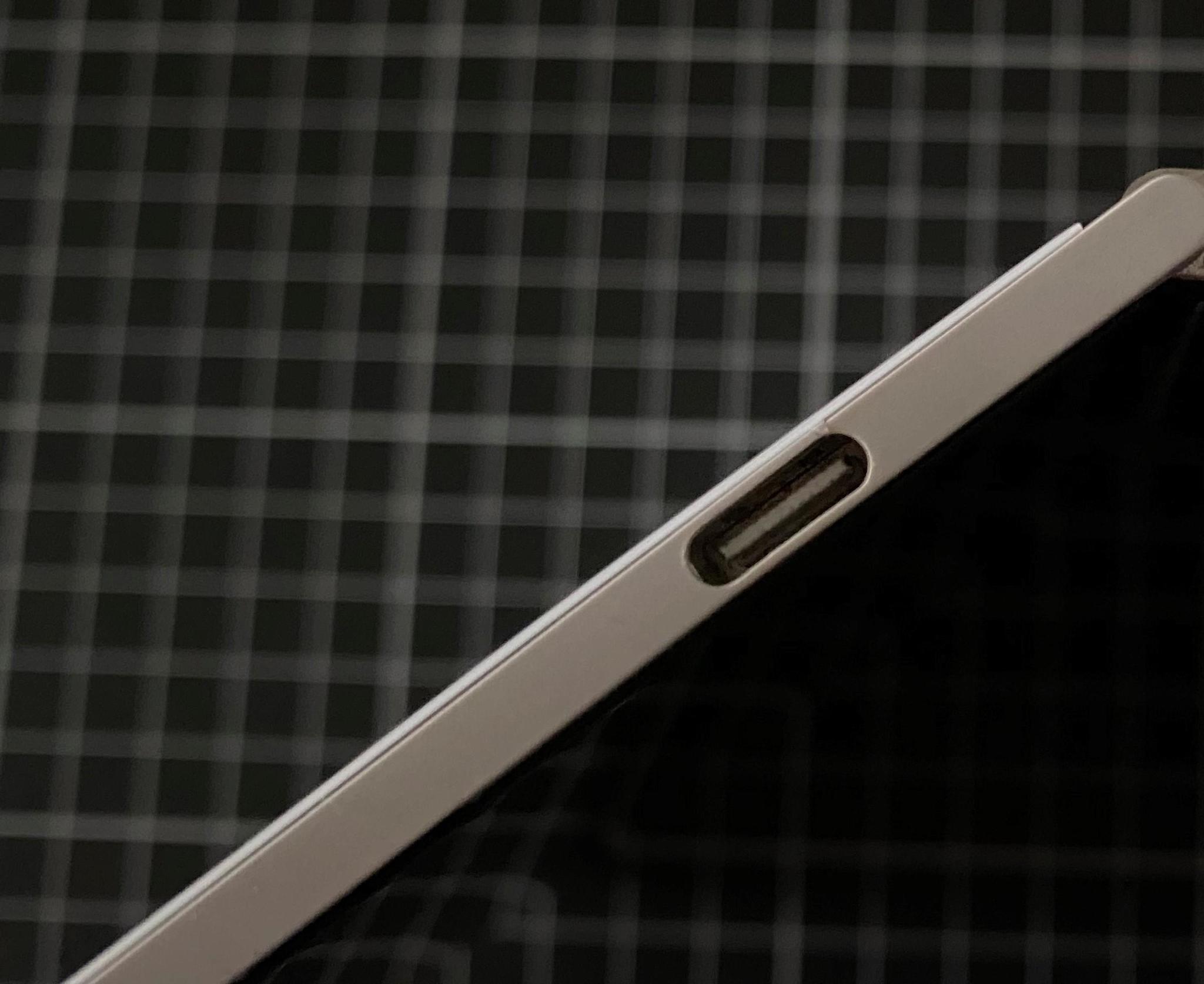 Surface Duo Cracked Port