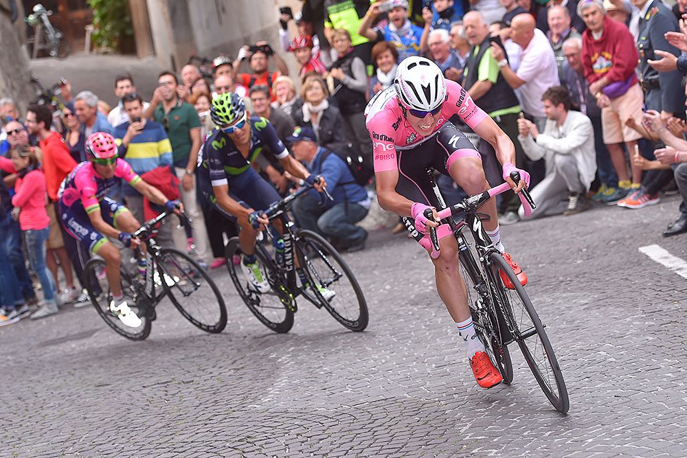 Bob Jungels (Etixx-QuickStep) leads Andrey Amador (Movistar) and Diego Ulissi (Lampre) over the last cobbled climb of stage 11