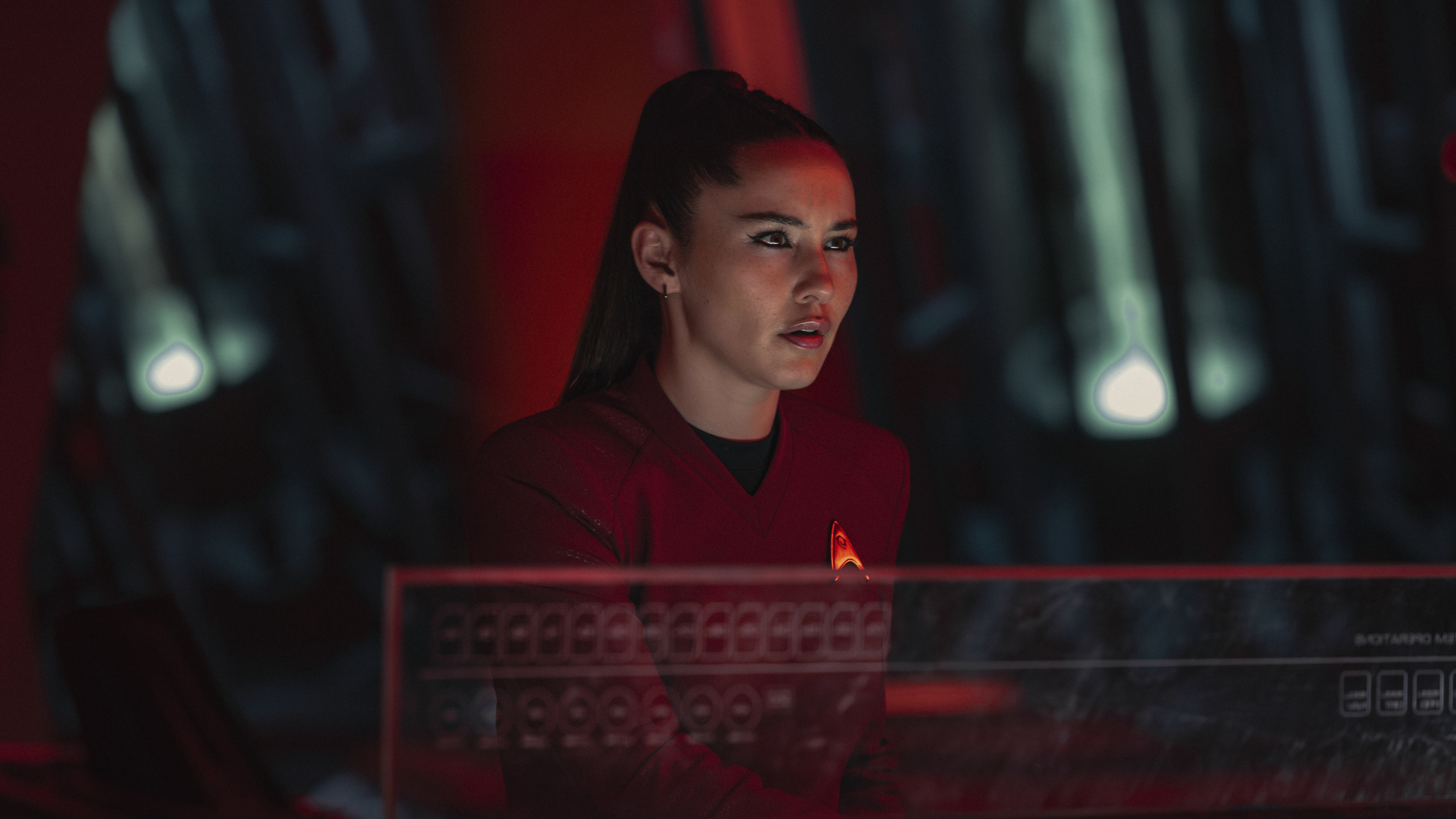克里斯蒂娜鐘 (Christina Chong) 在《星際爭霸戰：奇異新世界》第 4 季第 2 集中飾演 La'an Noonien-Singh。