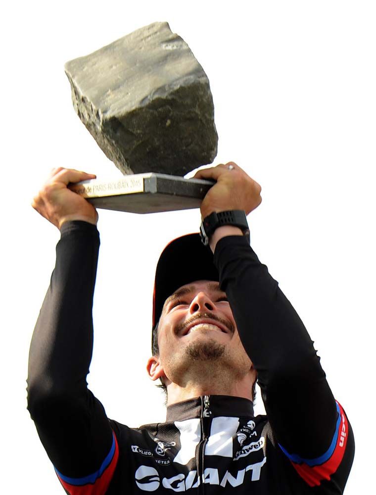 John Degenkolb (Giant-Alpecin) lifts the icon trophy