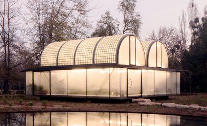 Glasshouse in Chile reflects upon a lake