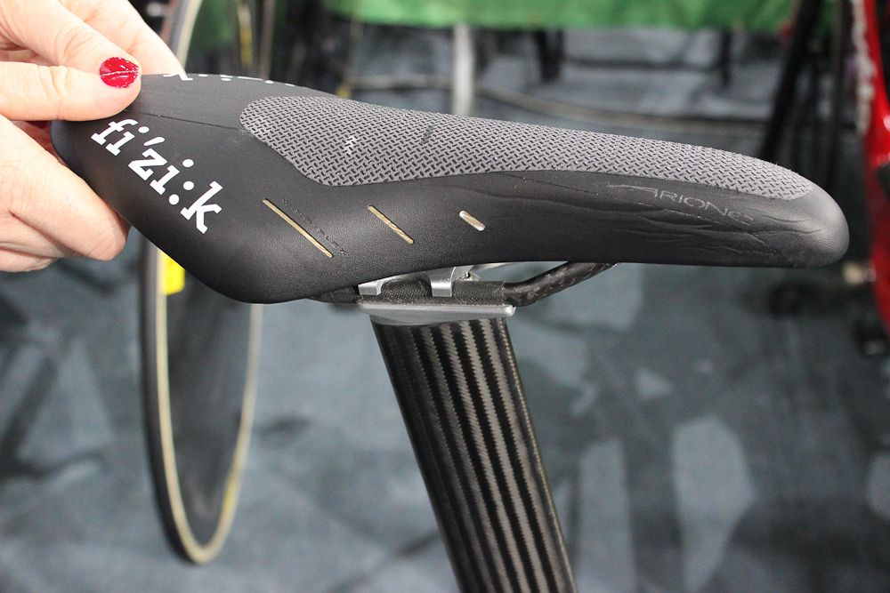 Wiggins' Fizik Arione saddle. (Note the centre mark for bike fit?)