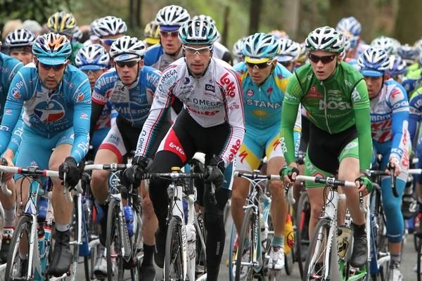 The bunch waits before chasing