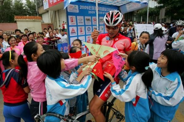 Cheung King Wai (Hong Kong) signs autographs for some keen youngsters.