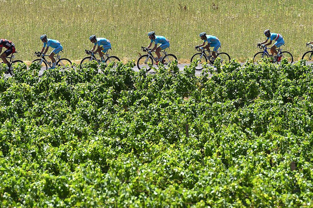 Astana lined up in the peloton